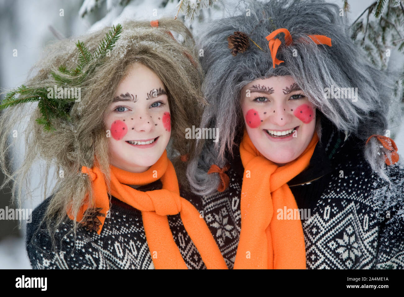 Les filles en costume d'acclamer à la Coupe du Monde de ski, la Norvège Banque D'Images