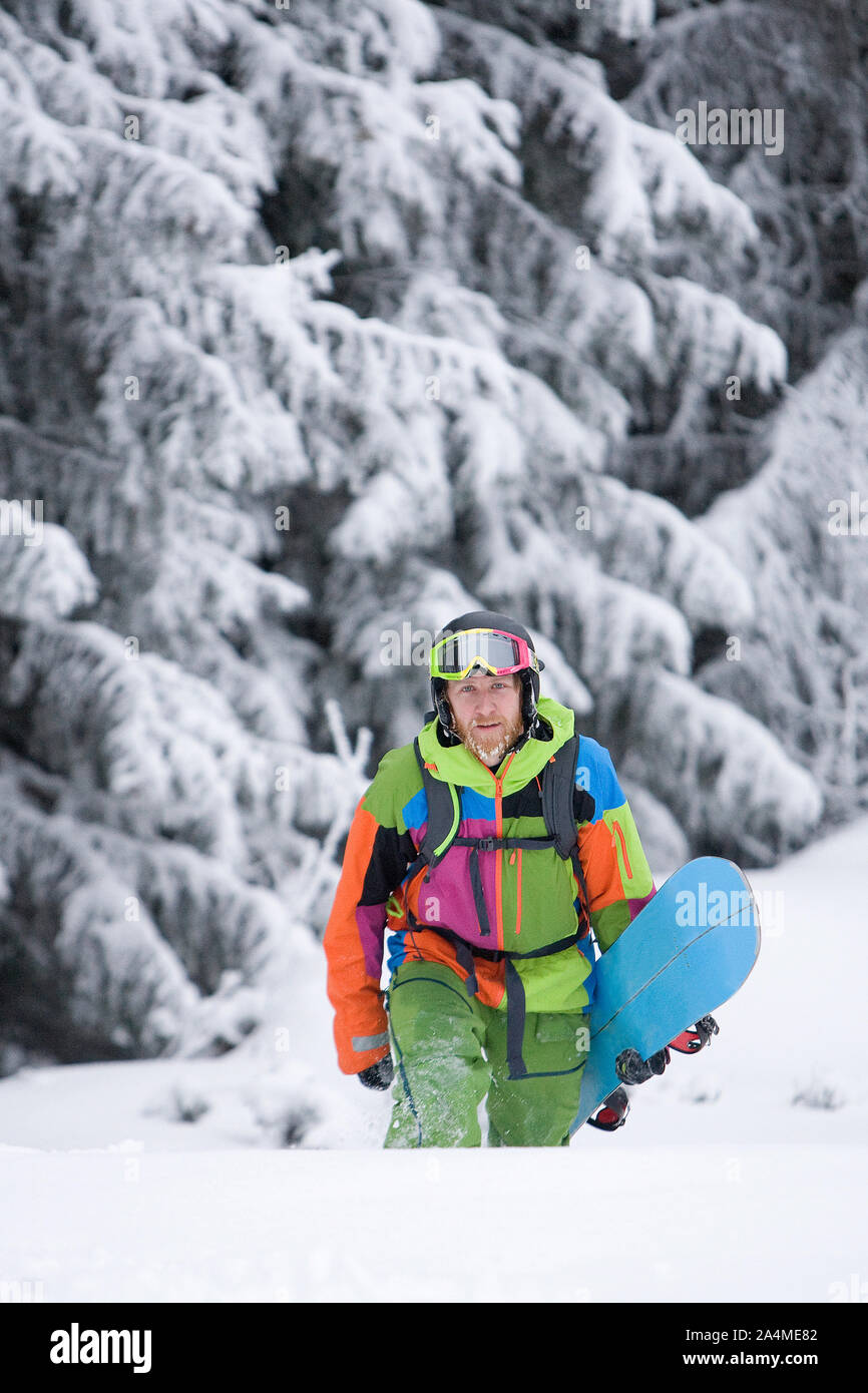 Man holding snowboard dans la neige Banque D'Images