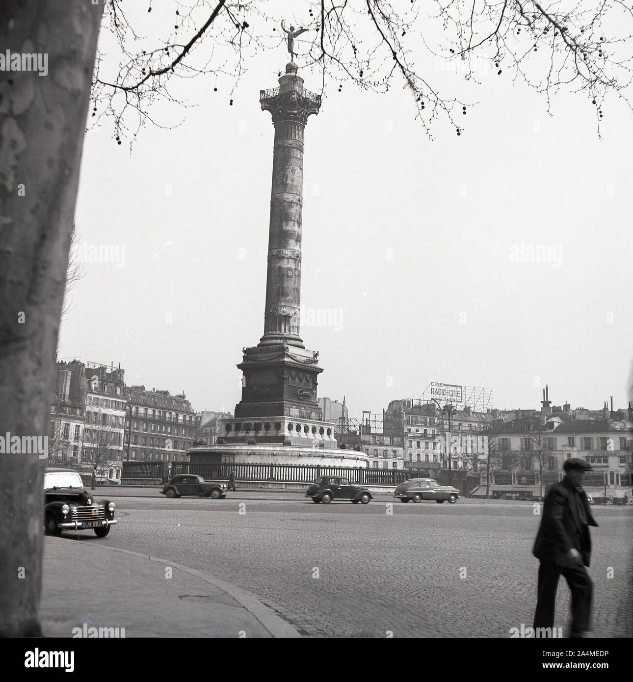 Années 1950, historique, vue de l'époque de 'Place de la bastille', Paris, France, en montrant dans le centre, la "Colonne de Juillet' comemorating les événements de la révolution de juillet 1830. La place était à l'origine le site de la prison de La Bastille jusqu'à sa destruction pendant la Révolution française de 1789. Banque D'Images