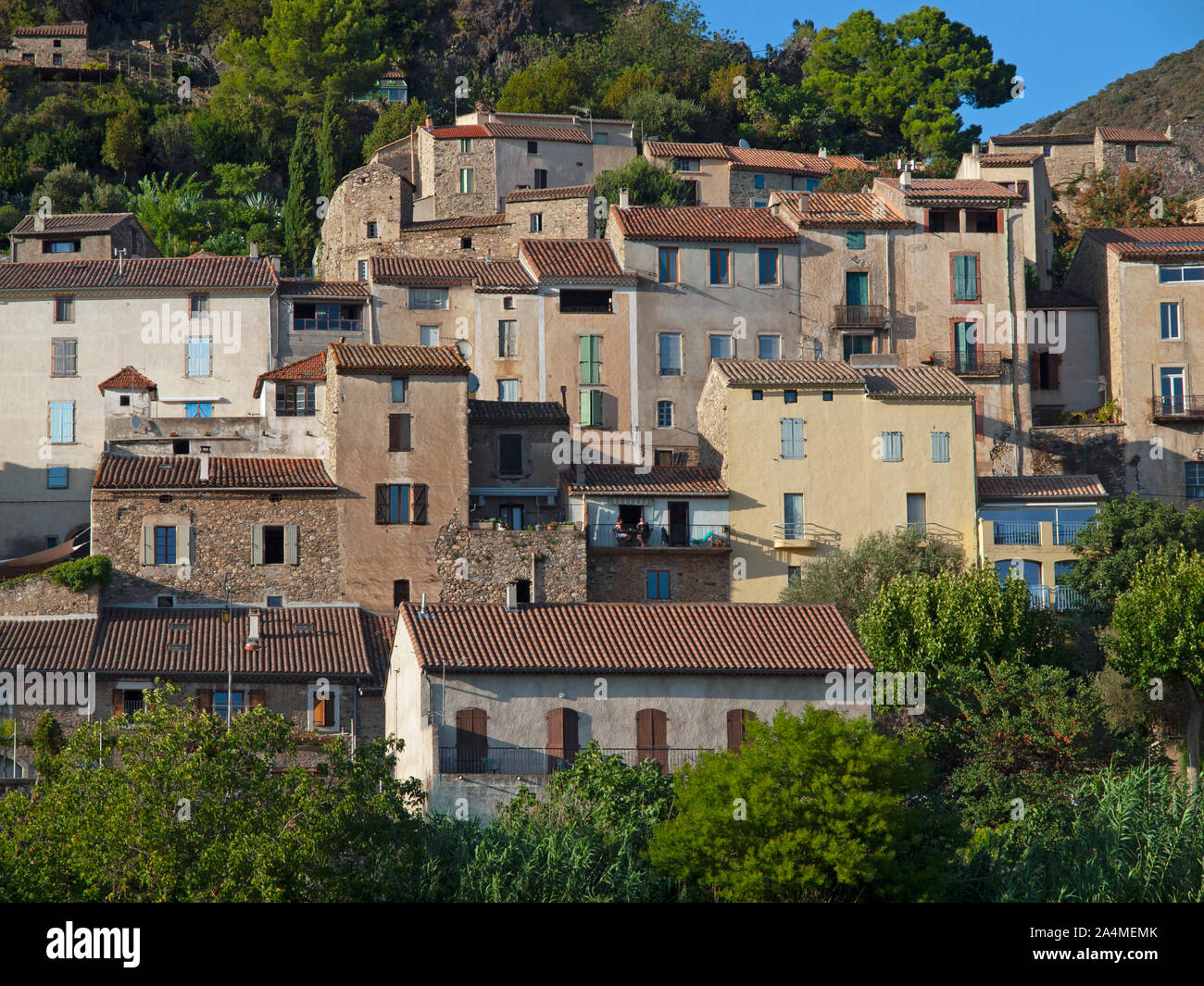 Le village de Roquebrun dans la région du Languedoc-Rousillon France Banque D'Images