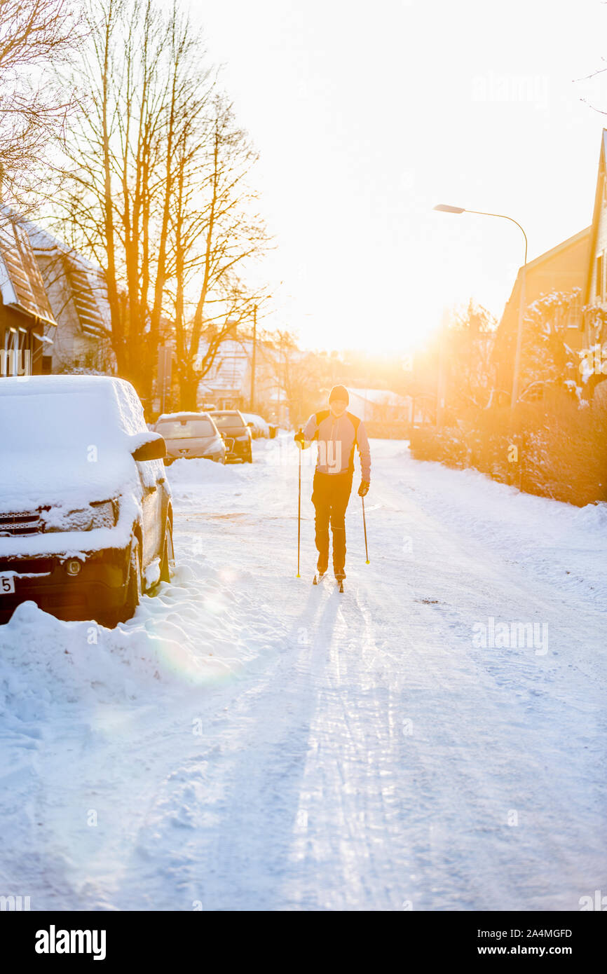 Homme ski de fond au village Banque D'Images