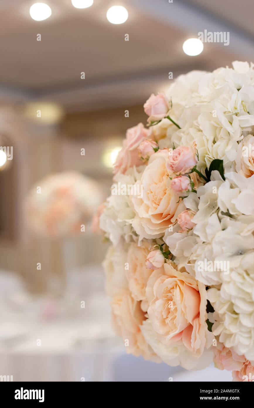 Un Gros Bouquet De Fleurs Sur La Table De Mariage Beau