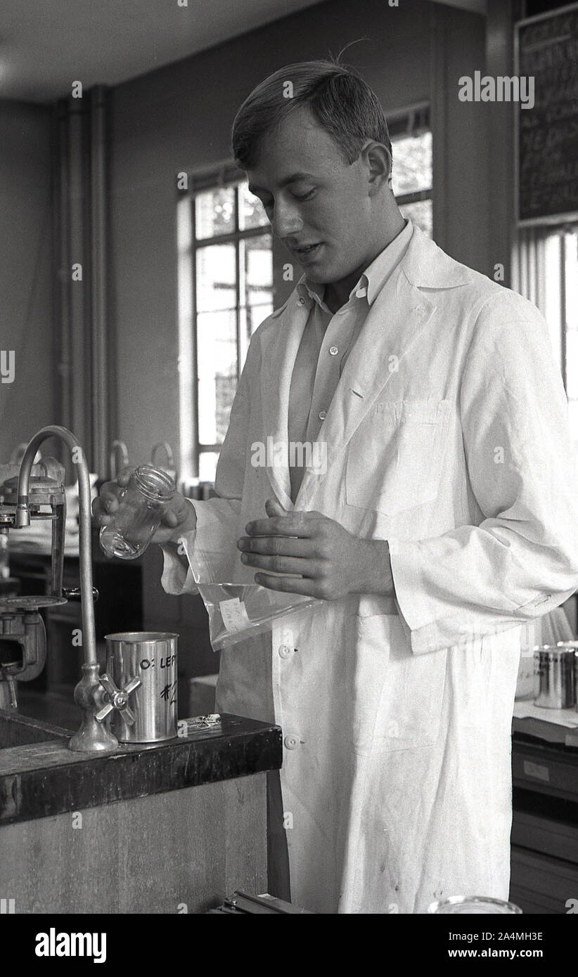 Années 1960, étudiant historique, portant un manteau blanc et des fluides de mélange dans un laboratoire chimique de l'Université de Californie du Sud, États-Unis. Banque D'Images