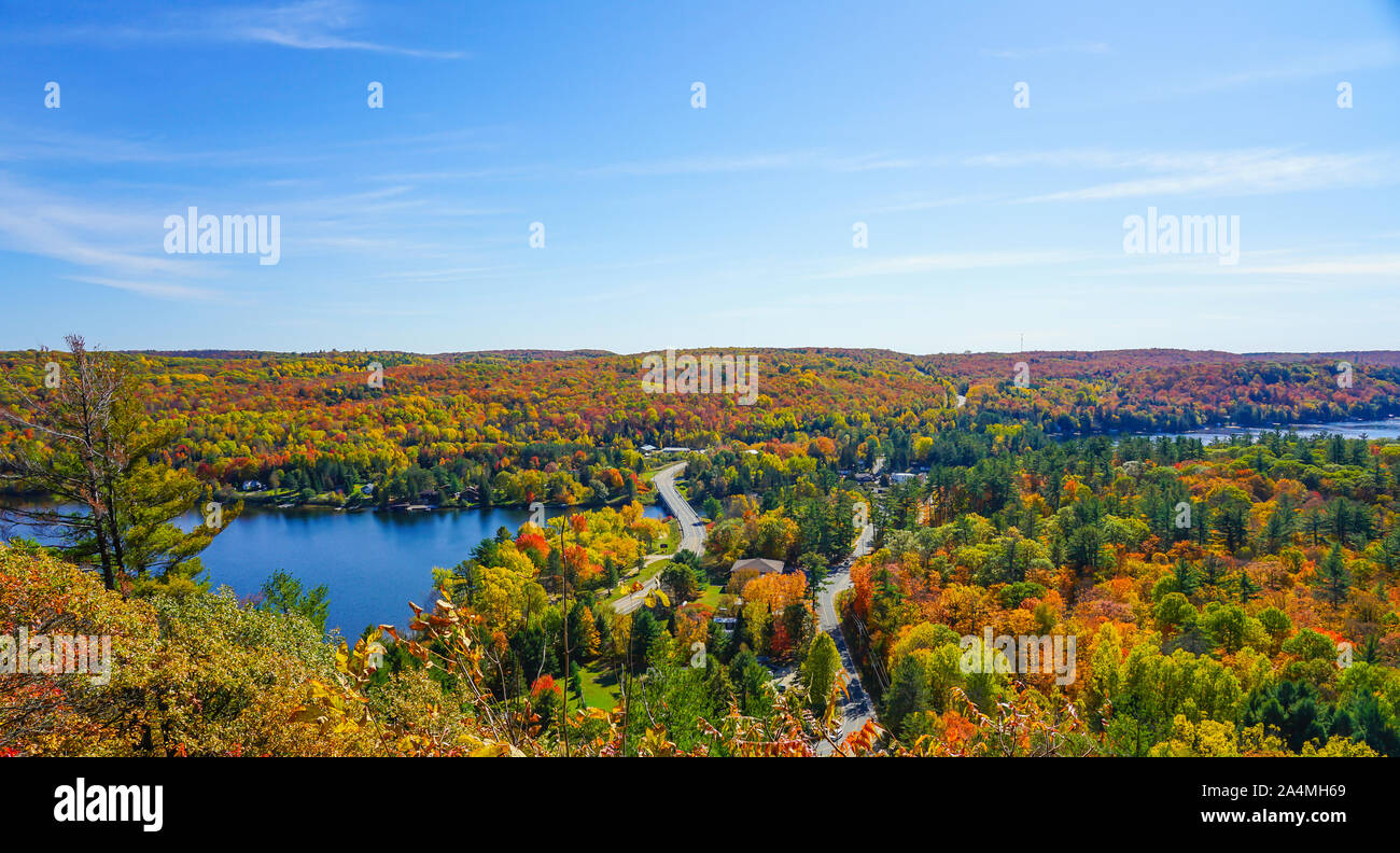 La ville de Dorset en Ontario, Canada à l'automne ou à l'automne saison avec vues colorées et beaucoup de touristes dans la tour de guet et de vigie à l'hill. Banque D'Images