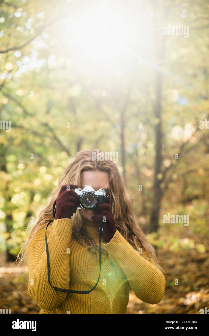 Jeune femme à prendre des photos Banque D'Images