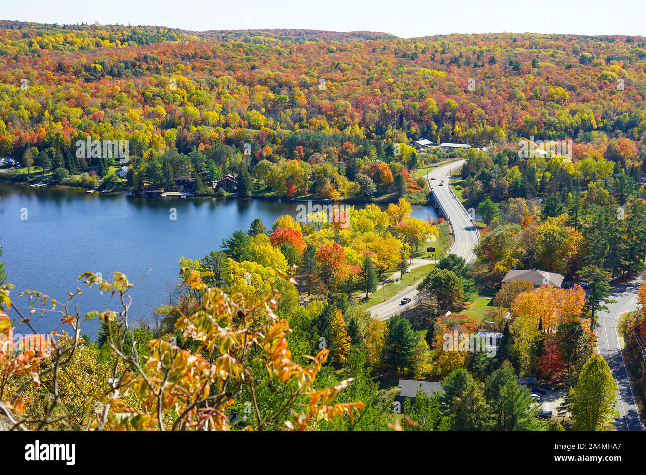 La ville de Dorset en Ontario, Canada à l'automne ou à l'automne saison avec vues colorées et beaucoup de touristes dans la tour de guet et de vigie à l'hill. Banque D'Images