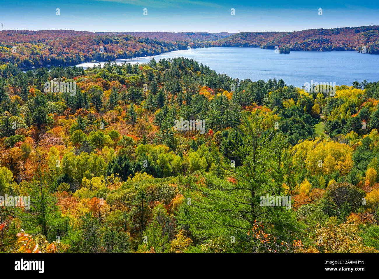 La ville de Dorset en Ontario, Canada à l'automne ou à l'automne saison avec vues colorées et beaucoup de touristes dans la tour de guet et de vigie à l'hill. Banque D'Images