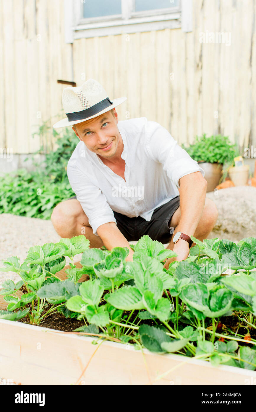 Man working in garden Banque D'Images
