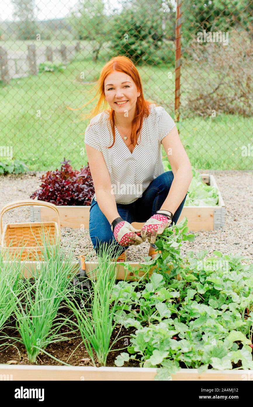 Woman working in garden Banque D'Images