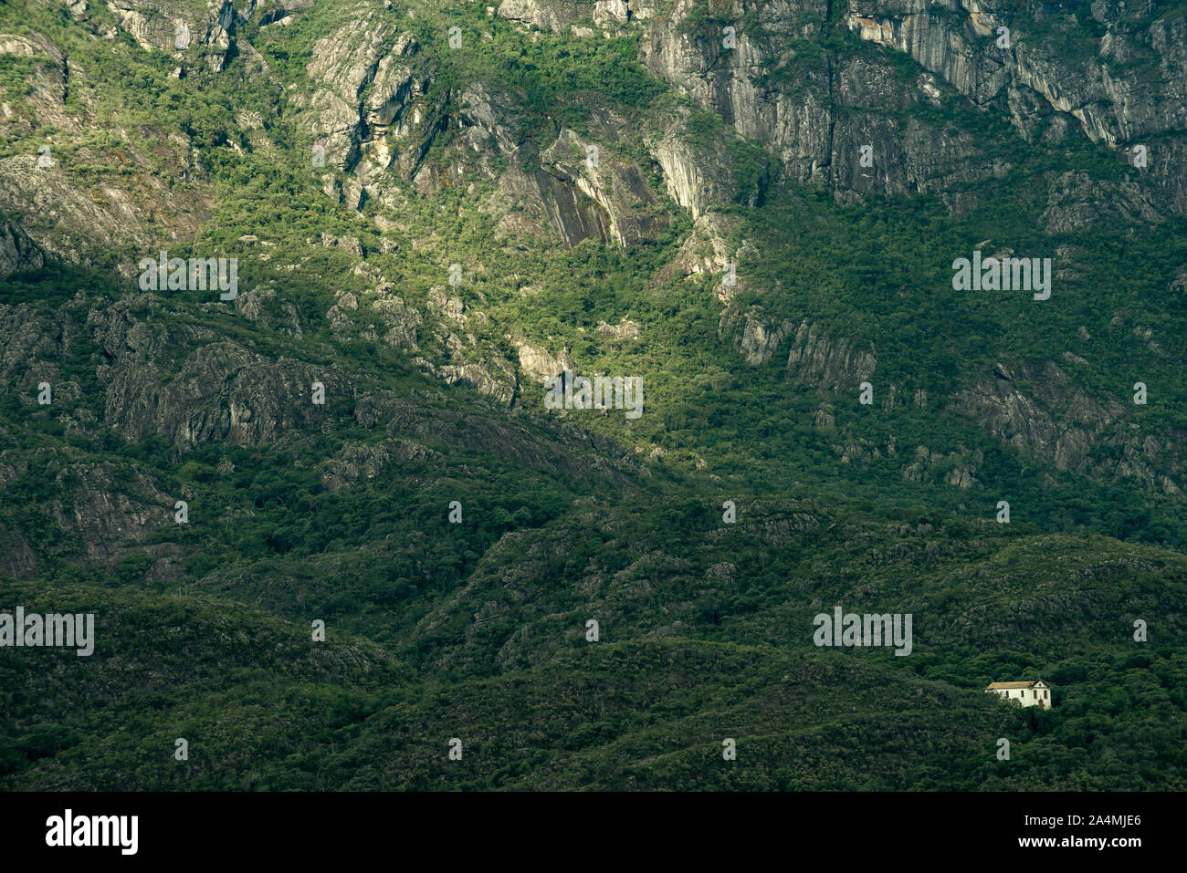 Catas Altas, Minas Gerais, Brésil - Mars 01, 2016 : Petite église parmi les énormes montagnes de Santuario do Caraca Caraca (Sanctuary) Banque D'Images