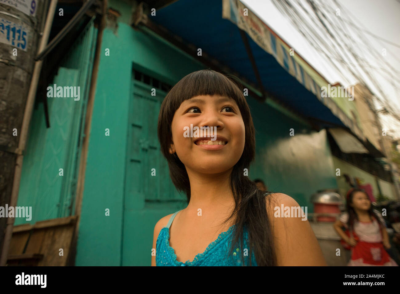 Ho Chi Minh (Saigon), Vietnam - 17 Février 2011 : mignonne petite fille vietnamienne dans les allées du centre-ville de Saigon, souriant :) Banque D'Images