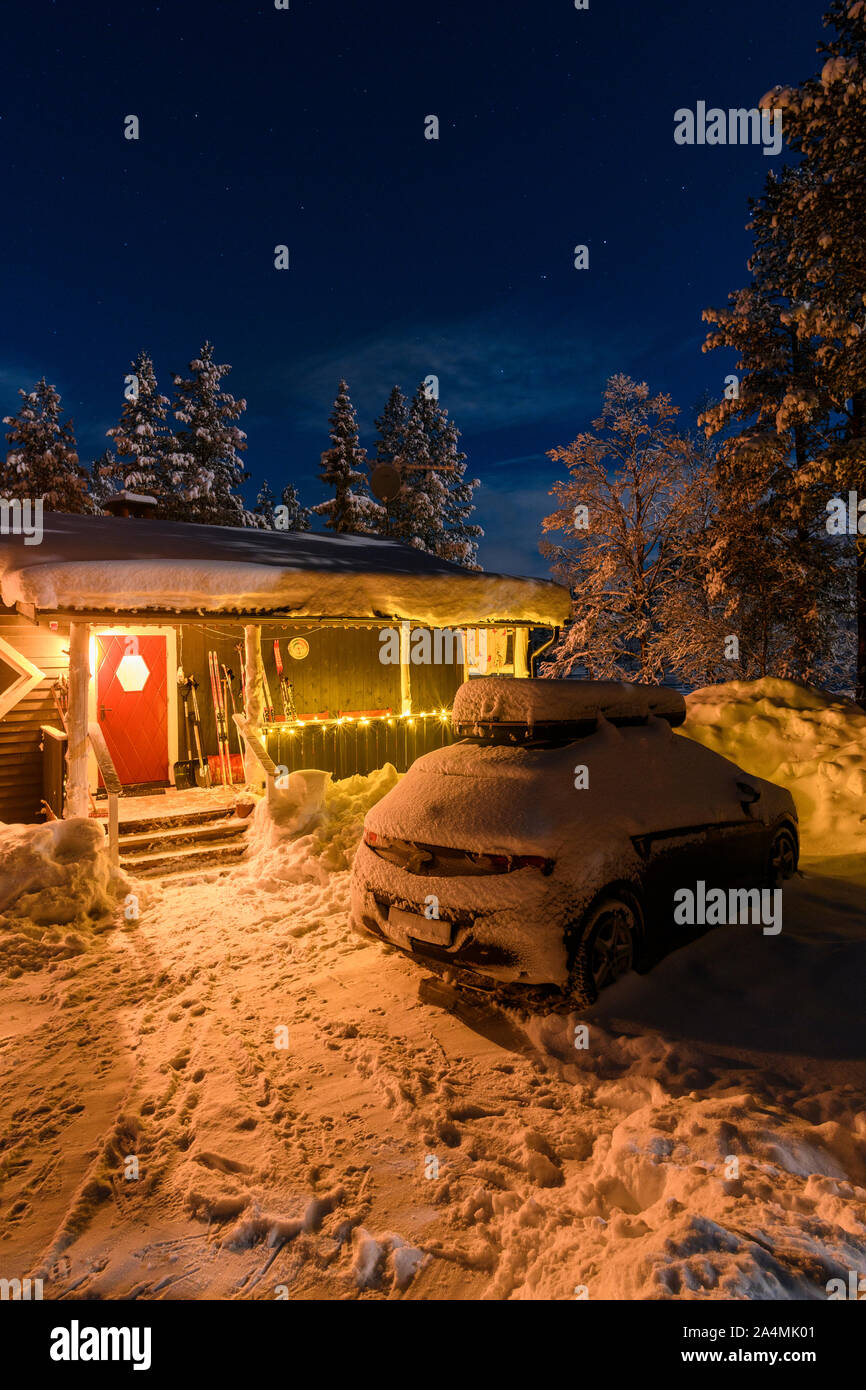 Voiture en face de allumé hut Banque D'Images