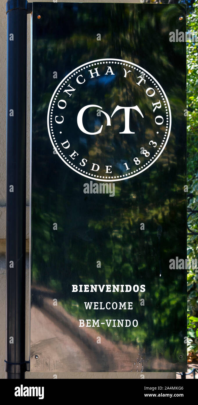 Panneau de bienvenue à l'entrée de la Concha y Toro Winery (Viña Concha y Toro), Pirque, Santiago, Chili, Amérique du Sud Banque D'Images