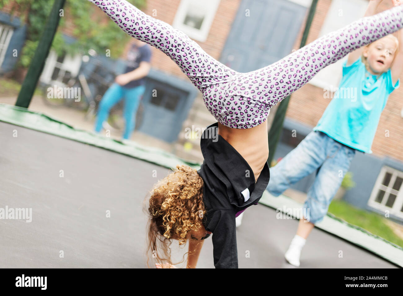 Girl doing handstand Banque D'Images