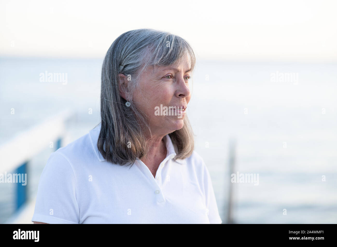 Senior woman looking away Banque D'Images