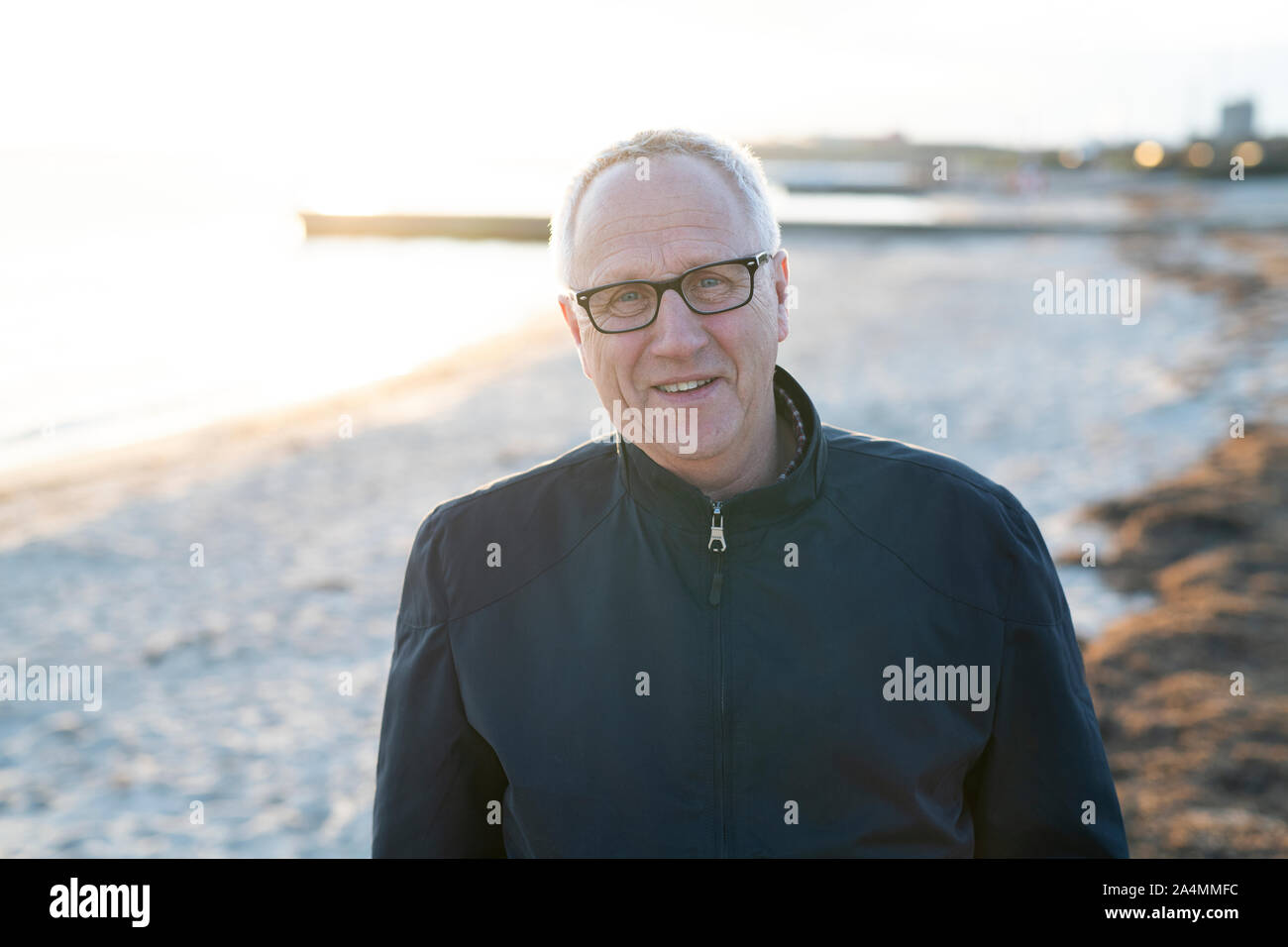 Senior man at beach Banque D'Images