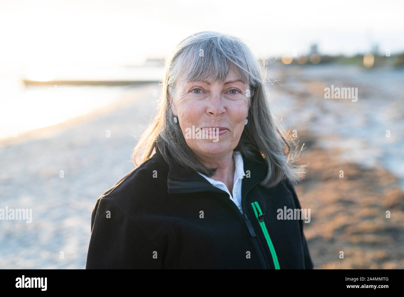 Senior woman looking at camera Banque D'Images