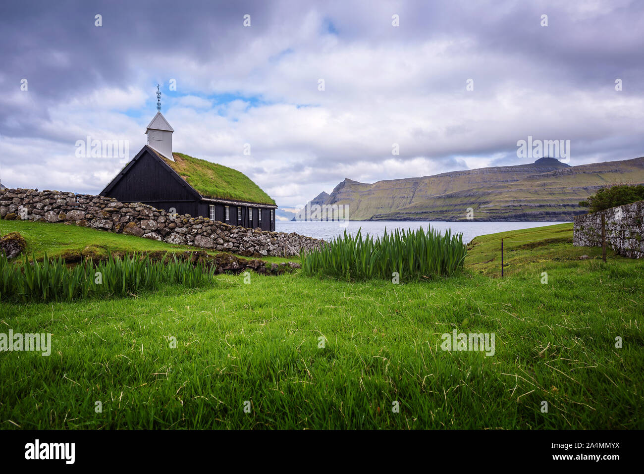 Petit village en bois église sur le bord de la mer dans les îles Féroé, Danemark Banque D'Images