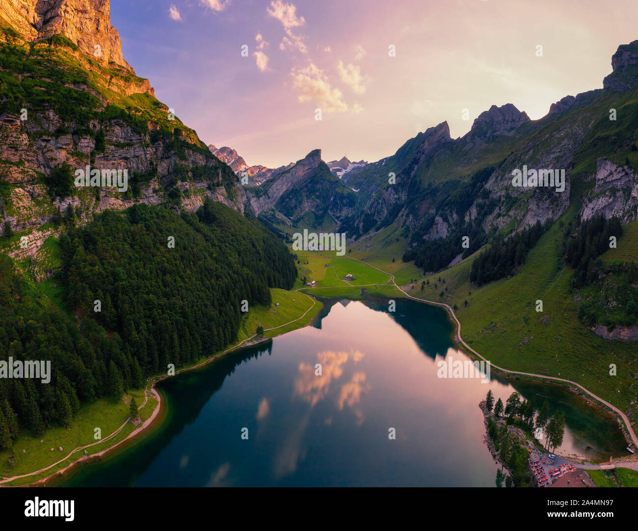 Vue aérienne de l'Seealpsee Lake dans les Alpes Suisses au coucher du soleil Banque D'Images