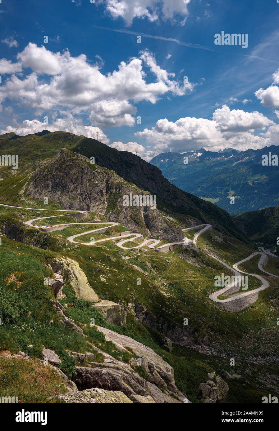 Vue aérienne d'une ancienne route passant par le Col du Saint-Gothard dans les Alpes Suisses Banque D'Images