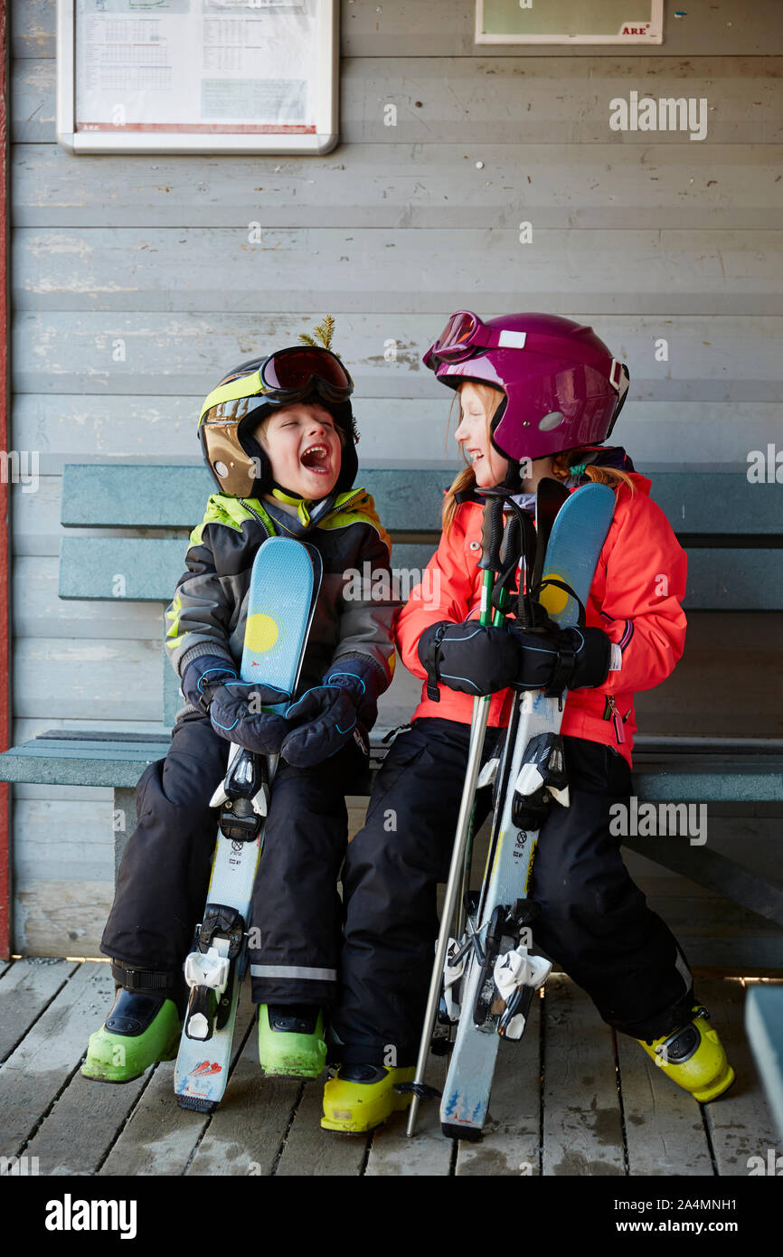 Frère et soeur dans skiwear Banque D'Images