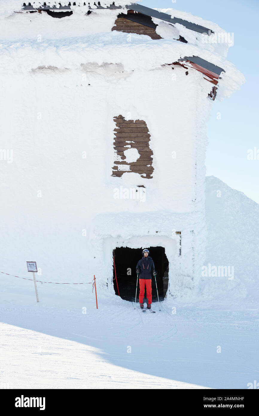 Skieur dans l'avant du bâtiment en bois Banque D'Images