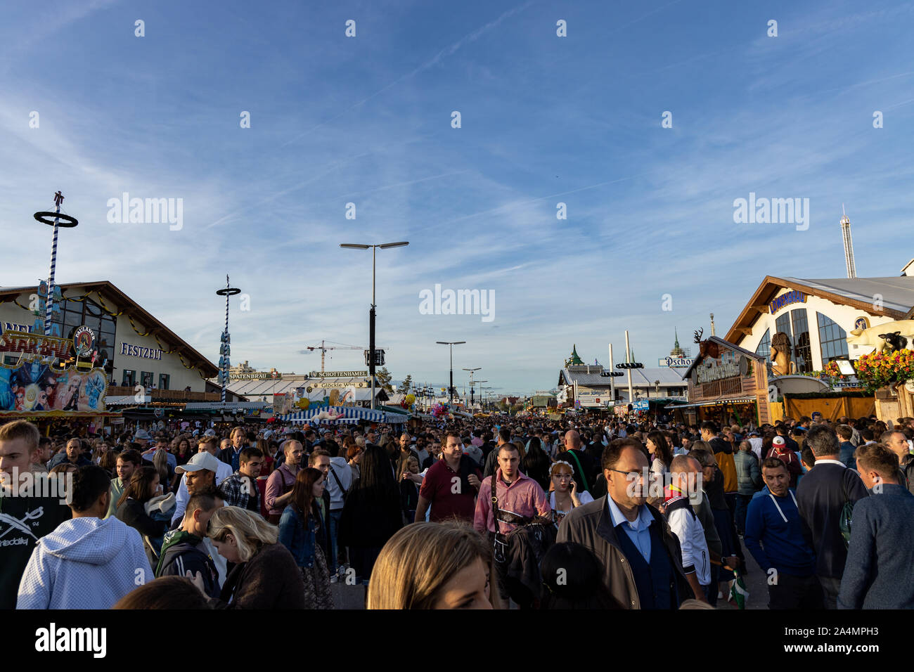 Munich, Allemagne - 29 septembre 2019 : les visiteurs, beertents et confiseries sur l'Oktoberfest à Munich Banque D'Images