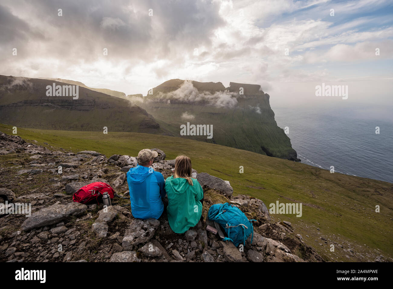 Les randonneurs looking at view Banque D'Images