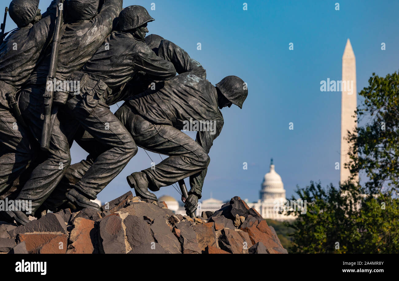 ARLINGTON, VIRGINIA, USA - U.S. Marine Corps War Memorial, et capitaux américains et Washington Monument à distance. Banque D'Images