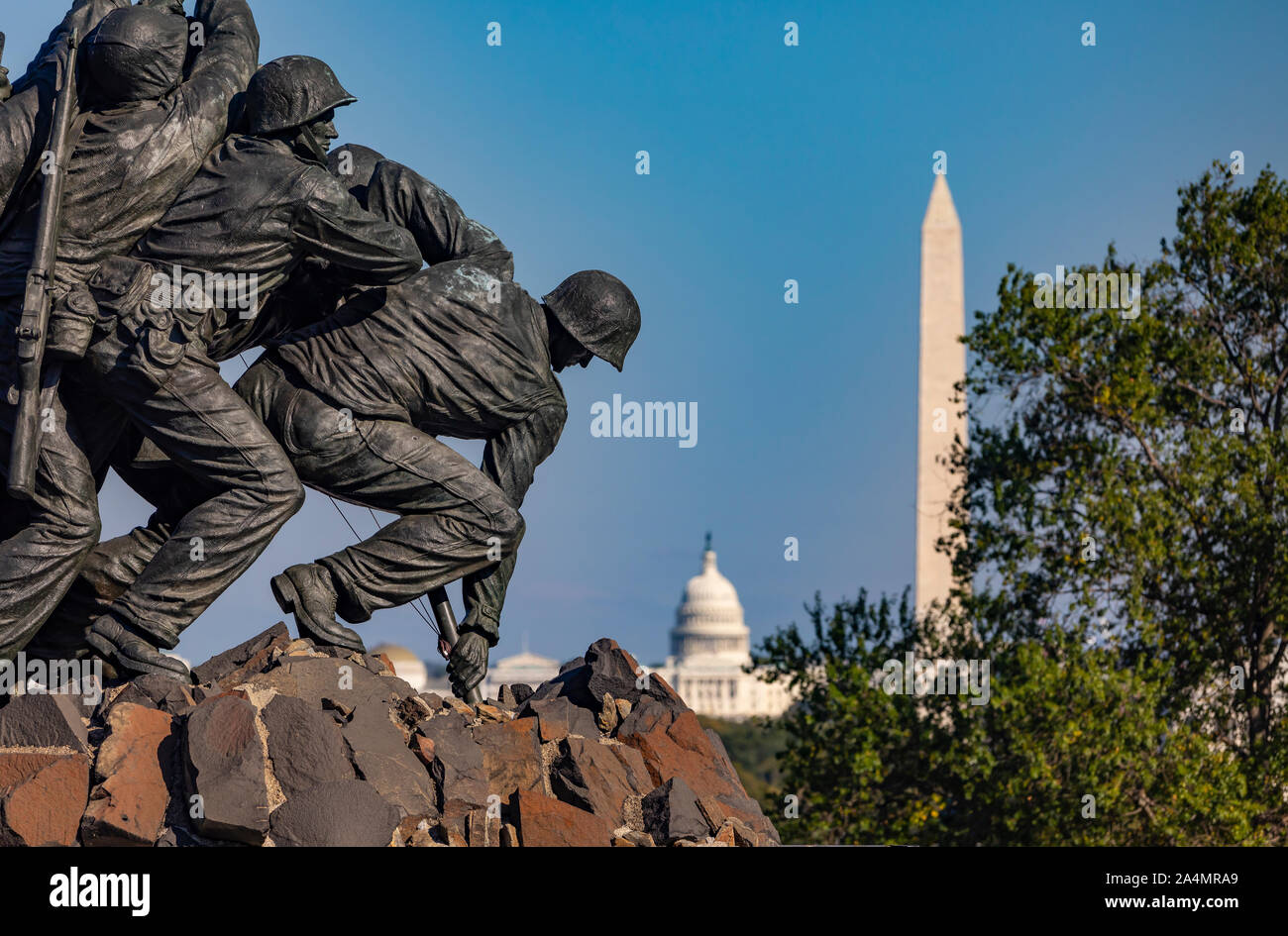 ARLINGTON, VIRGINIA, USA - U.S. Marine Corps War Memorial, et capitaux américains et Washington Monument à distance. Banque D'Images