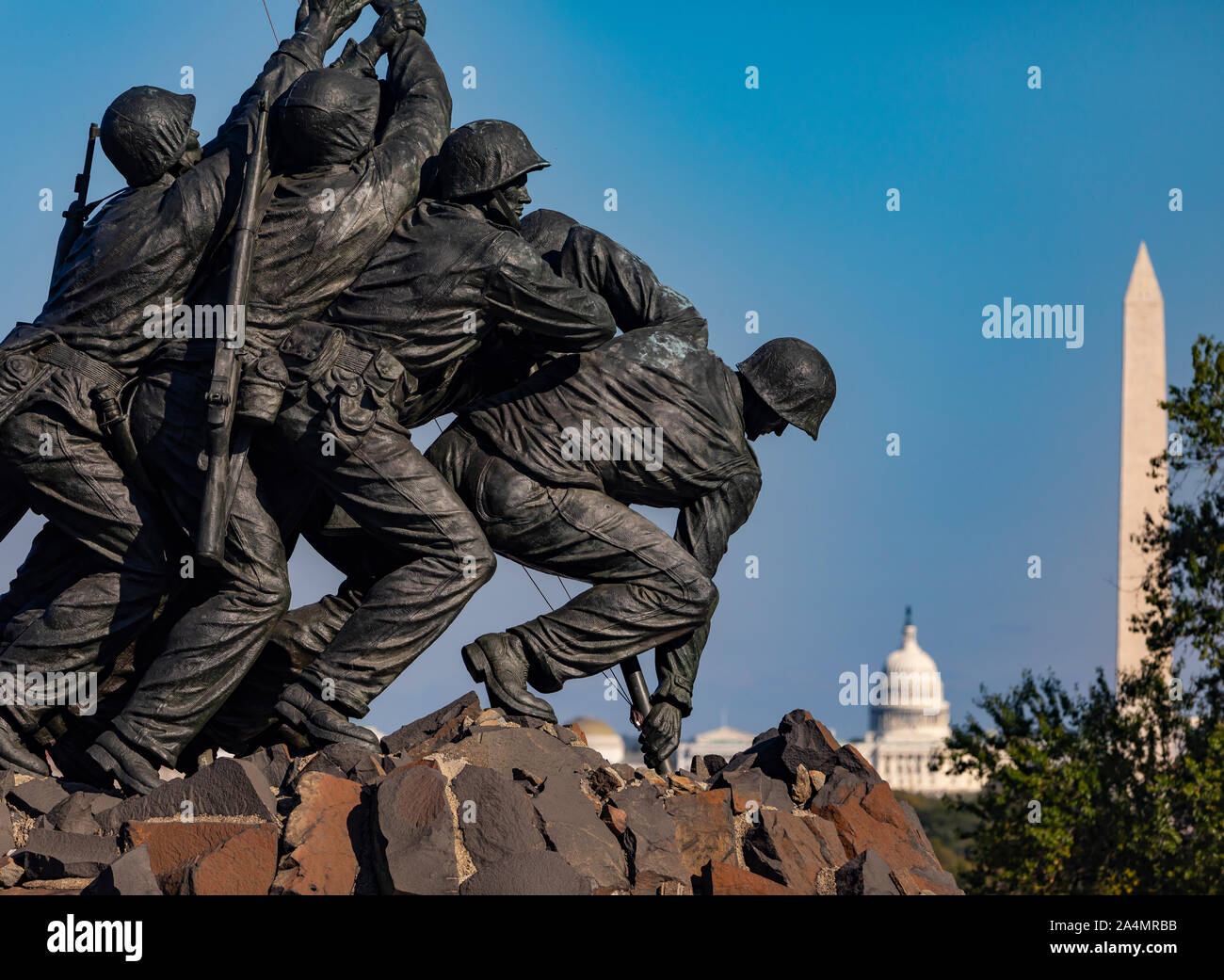 ARLINGTON, VIRGINIA, USA - U.S. Marine Corps War Memorial, et capitaux américains et Washington Monument à distance. Banque D'Images