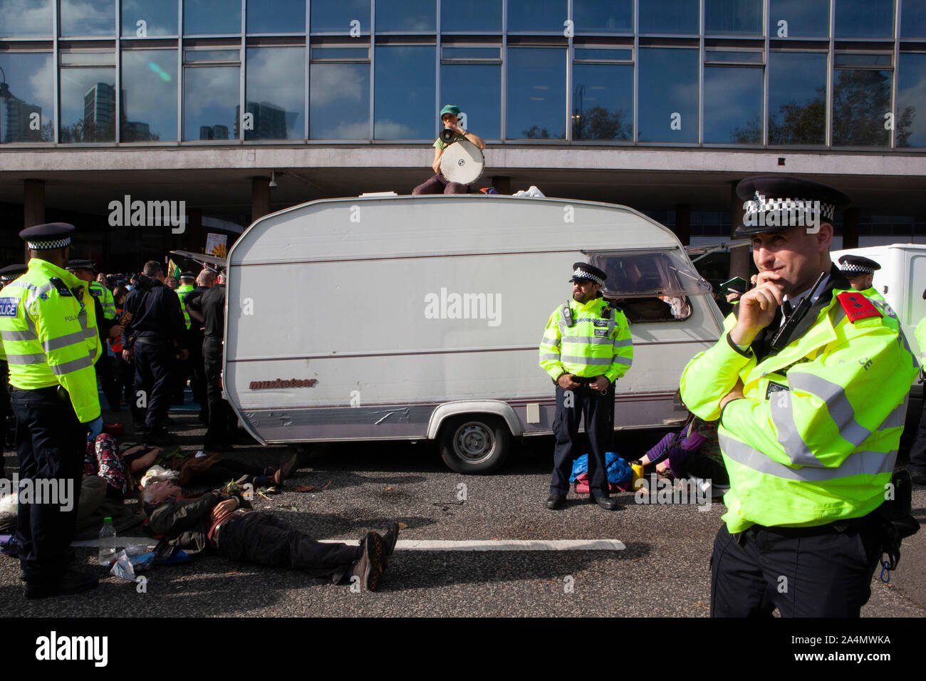 Les militants de la rébellion extinction défié une interdiction à l'échelle de Londres sur les protestations publiques ce matin pour près de Millbank devant les bureaux du MI5. Protestaient contre l'absence de sécurité alimentaire possible si le changement climatique n'est pas évitée, ils ont garé une caravane dans la rue et ont organisé un sit in avec des chants et des pique-niques. La police a fait de nombreuses arrestations. Banque D'Images