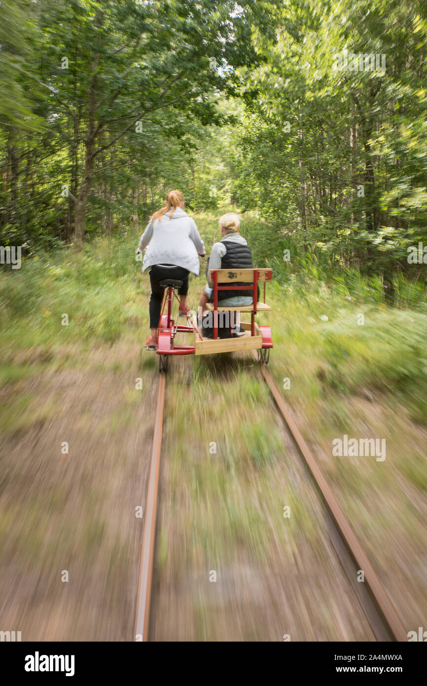 Teenage Girls using handcar Banque D'Images