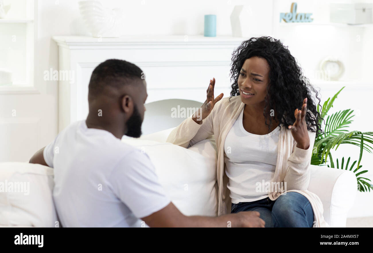 African American couple disputes à la maison, femme, reprochant à son mari. Banque D'Images