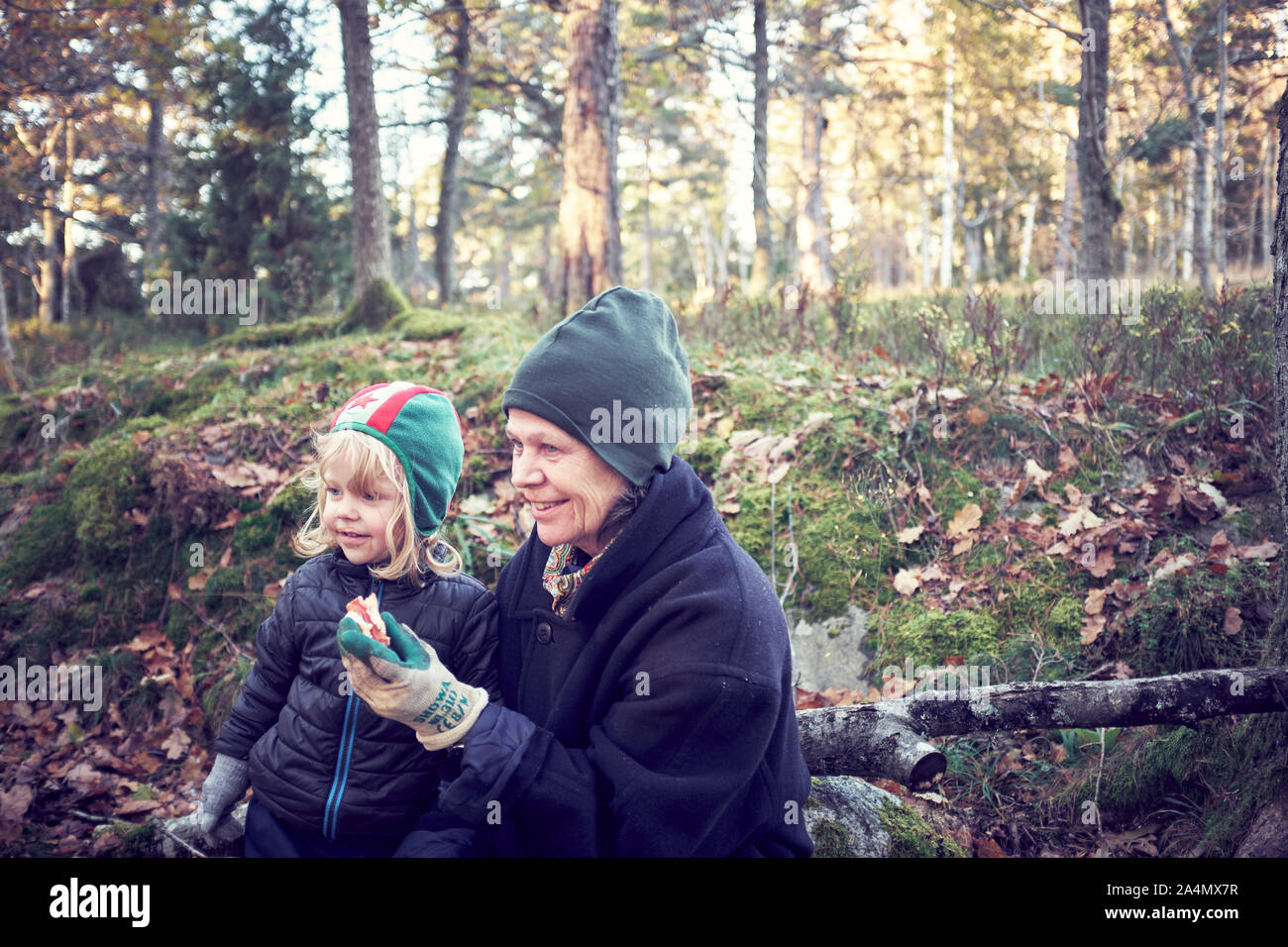Grand-mère avec sa petite-fille cueillette de champignons Banque D'Images