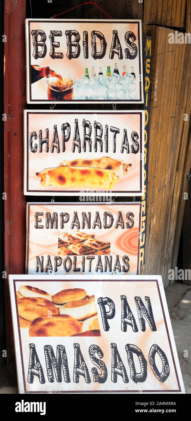 Inscrivez-vous à l'extérieur d'un restaurant dans le village de Pomaire, célèbre pour la poterie locale, Melipilla Province, région métropolitaine de Santiago, Chili, Amérique du Sud Banque D'Images