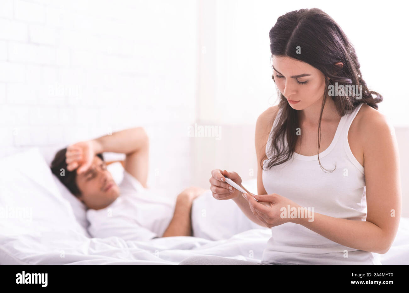 Prendre soin de sa température contrôle épouse mari malade Banque D'Images