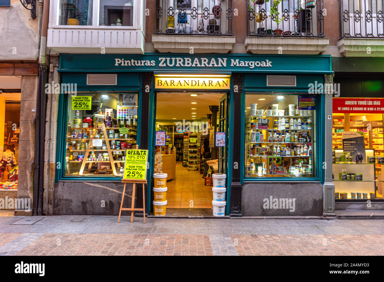 Bilbao, Espagne, 190916. La façade de l'atelier de peinture Pinturas Zurbaran Barandiaran Margoak Artekale dans la rue. Banque D'Images