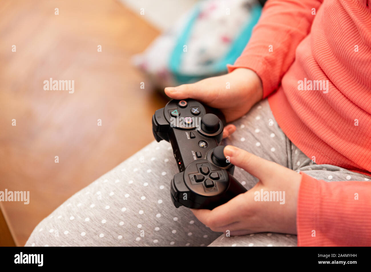 Mains tenant un contrôleur de jeu Banque D'Images