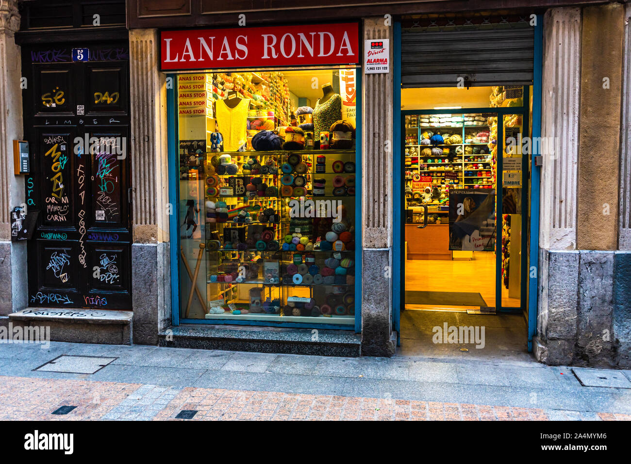 Bilbao, Espagne, 190916. La façade de la boutique de fils Lanas Ronda sur Artekale la rue. Banque D'Images