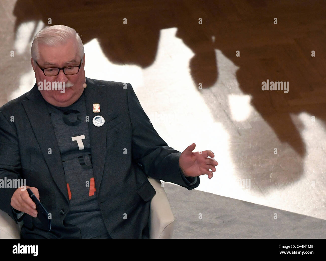 Lech Walesa, l'ancien et premier président démocratiquement élu de la Pologne (1990-1995) et ancien militant pro-européen et organisateur syndical en tant que président de la solidarité (1980-1990), prend la parole lors du panel de clôture de la 23e conférence internationale Forum 2000 de personnalités mondiales avec devise récupérer la promesse de 1989, dans le palais Zofin à Prague, en République tchèque, le Mardi, Octobre 15, 2019. (Photo/CTK Michal Krumphanzl) Banque D'Images