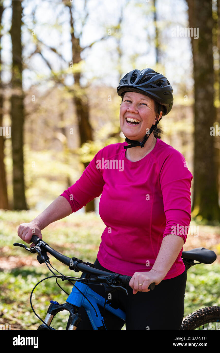 Happy female cyclist Banque D'Images