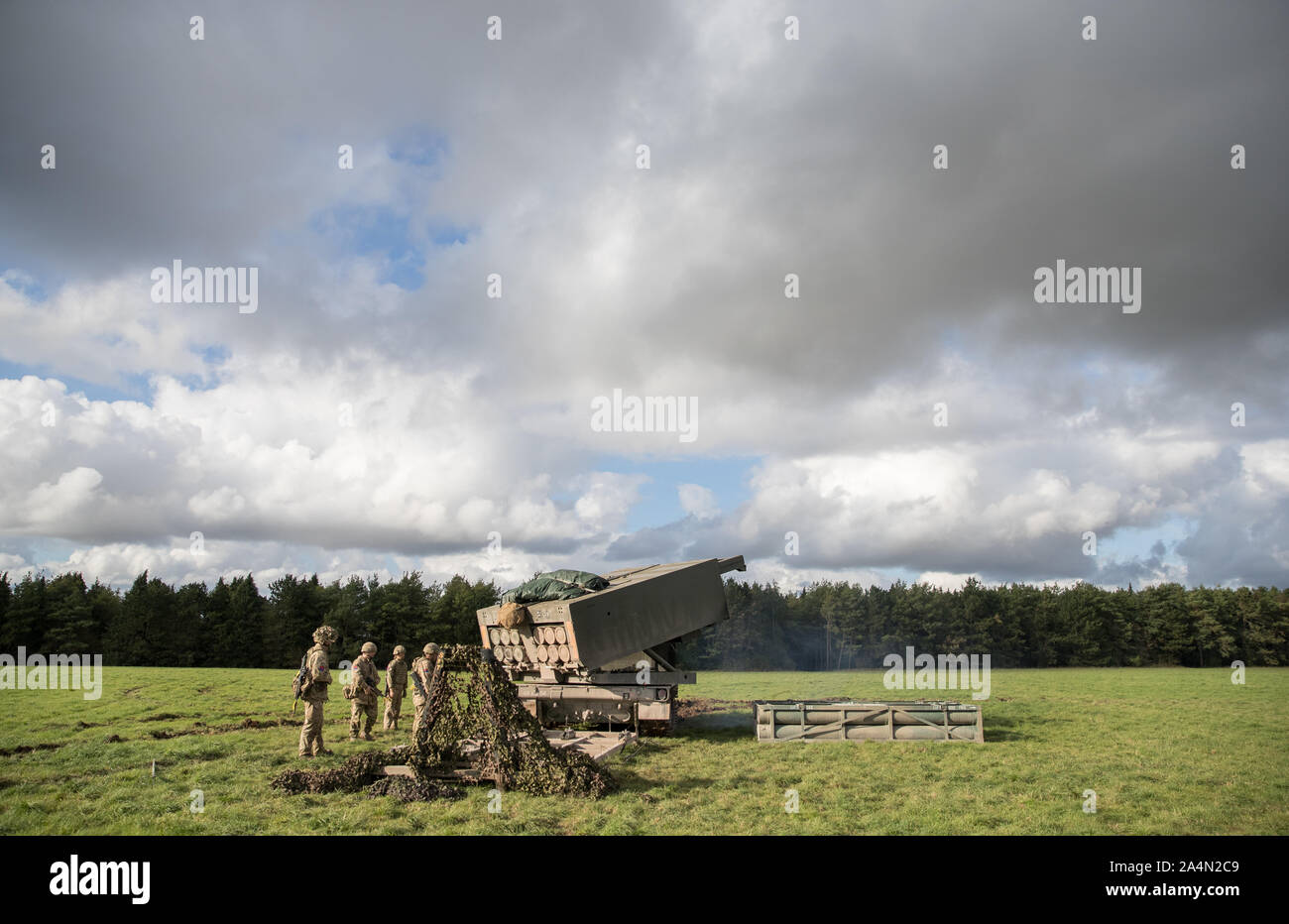 Les membres du 26 Regiment Royal Artillery positionner leur système de lance-roquettes multiples (MLRS) dans la plaine de Salisbury, Wiltshire durant l'exercice Congreve lance. Banque D'Images