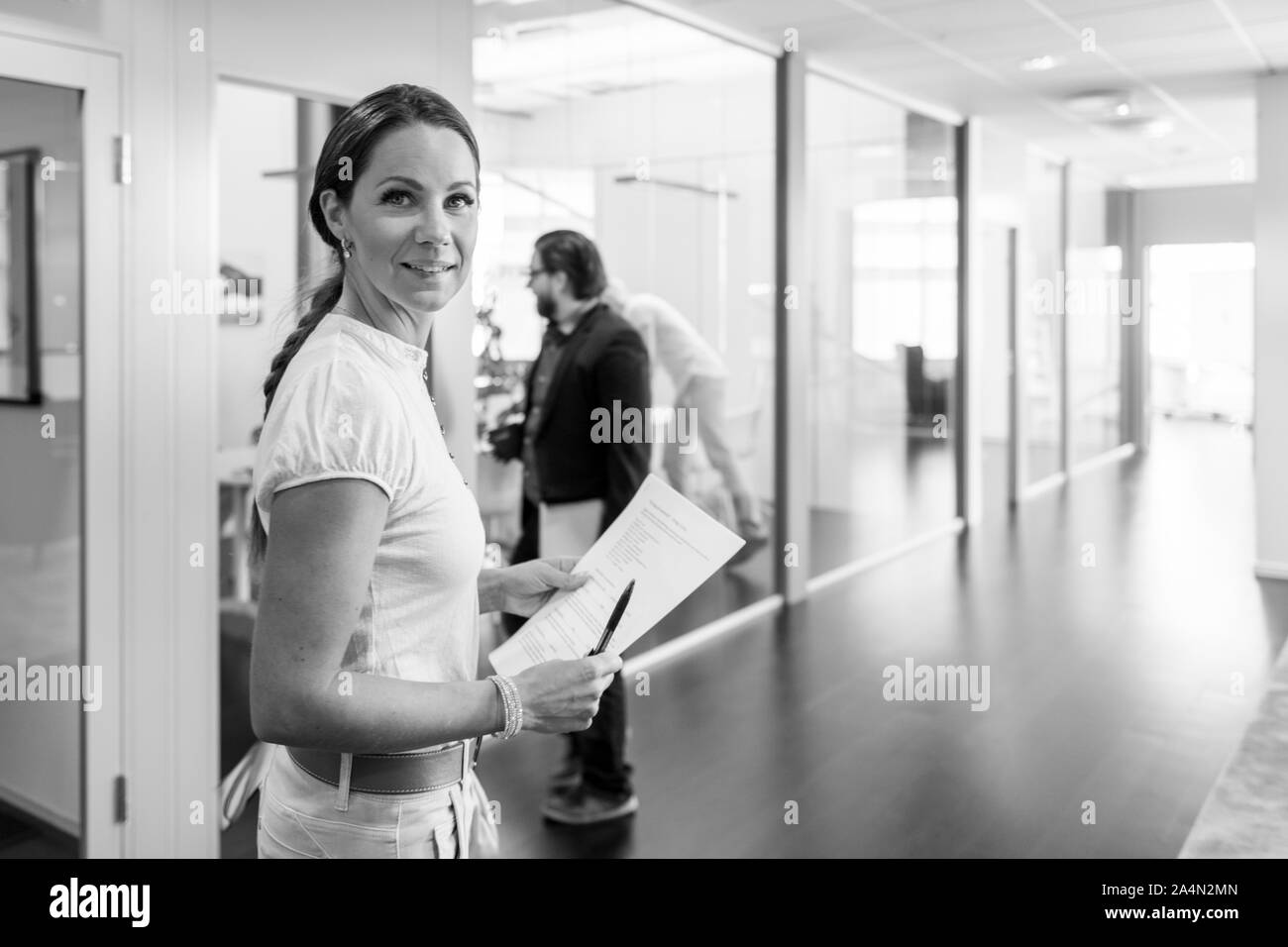 Femme sur office corridor Banque D'Images