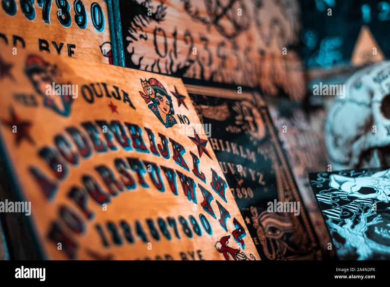 Parler et planchette, également connu sous le nom d'ouija, utilisé pour la communication avec les morts et d'autres spiritueux. Arrière-plan de l'Halloween. Crâne blanc. Banque D'Images