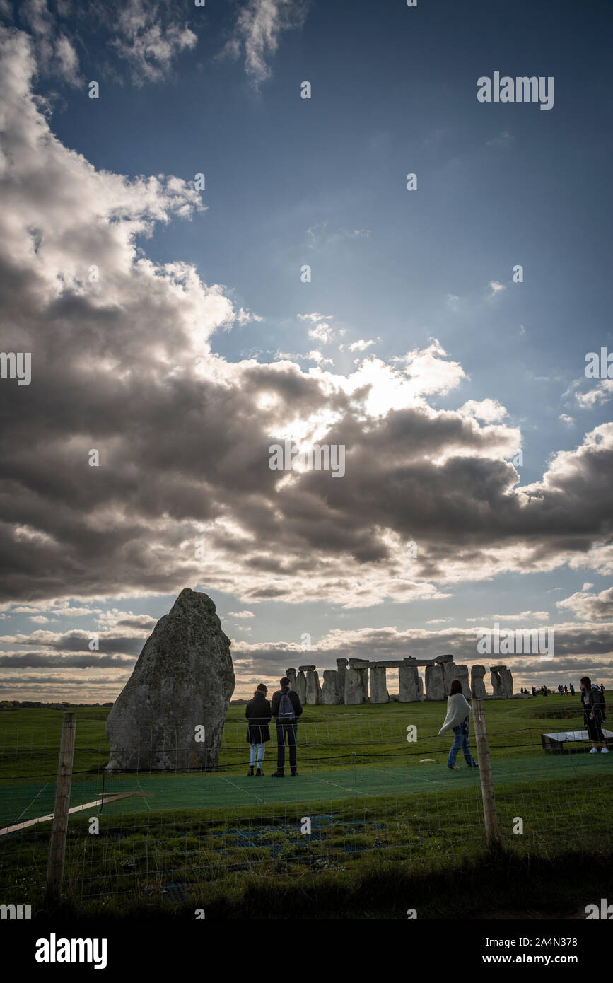 La Heel Stone au cercles de pierres de Stonehenge dans la plaine de Salisbury, Wiltshire, Royaume-Uni Banque D'Images