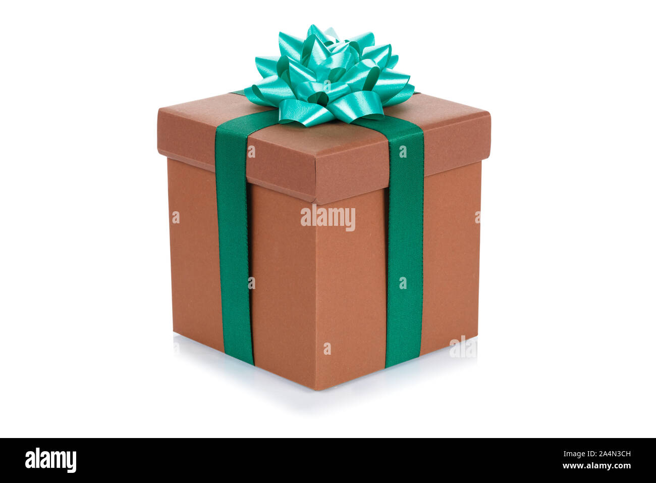 Cadeau anniversaire cadeau de Noël boîte marron isolé sur fond blanc Banque D'Images