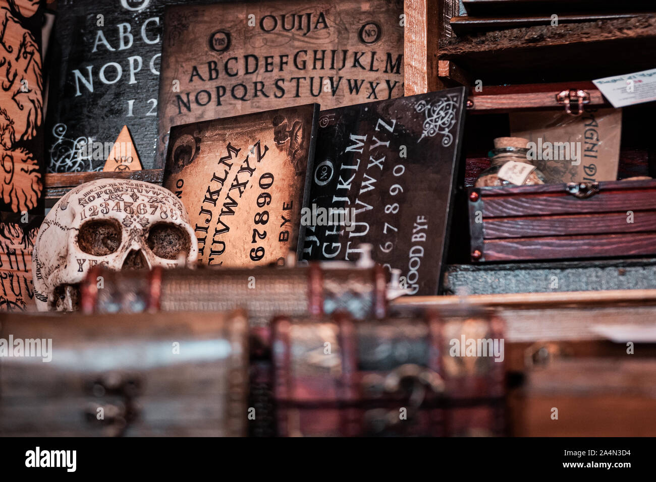 Parler et planchette, également connu sous le nom d'ouija, utilisé pour la communication avec les morts et d'autres spiritueux. Arrière-plan de l'Halloween. Crâne blanc. Banque D'Images