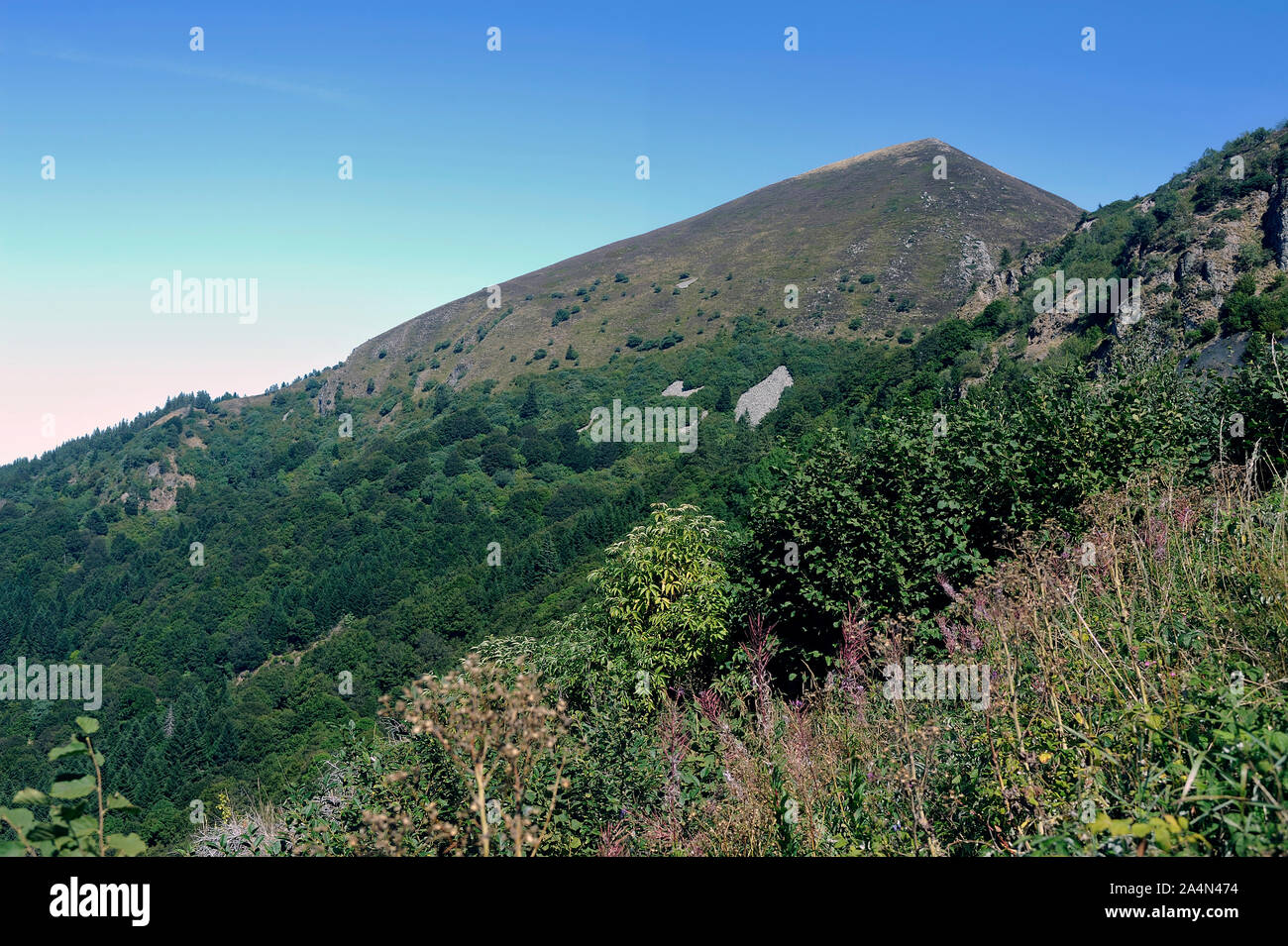 Auvergne paysage de rochers et de tuiles en vue d'un sanadoire high point Banque D'Images