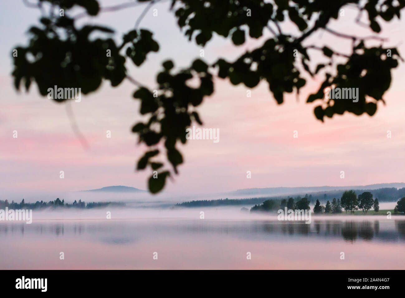 Lever du soleil au lac Banque D'Images
